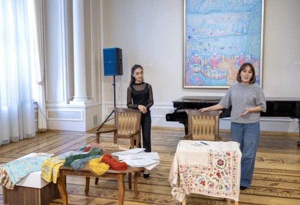 "Рождение сюзане" - в Баку познакомились с древней узбекской техникой вышивки (ФОТО)