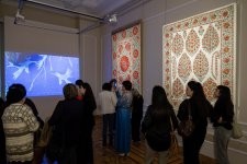 От орнаментов к символам - презентация узбекской вышивки в Баку (ФОТО)