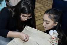 "Рождение сюзане" - в Баку познакомились с древней узбекской техникой вышивки (ФОТО)