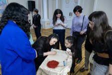 "Рождение сюзане" - в Баку познакомились с древней узбекской техникой вышивки (ФОТО)