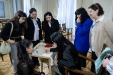 "Рождение сюзане" - в Баку познакомились с древней узбекской техникой вышивки (ФОТО)