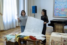 "Рождение сюзане" - в Баку познакомились с древней узбекской техникой вышивки (ФОТО)