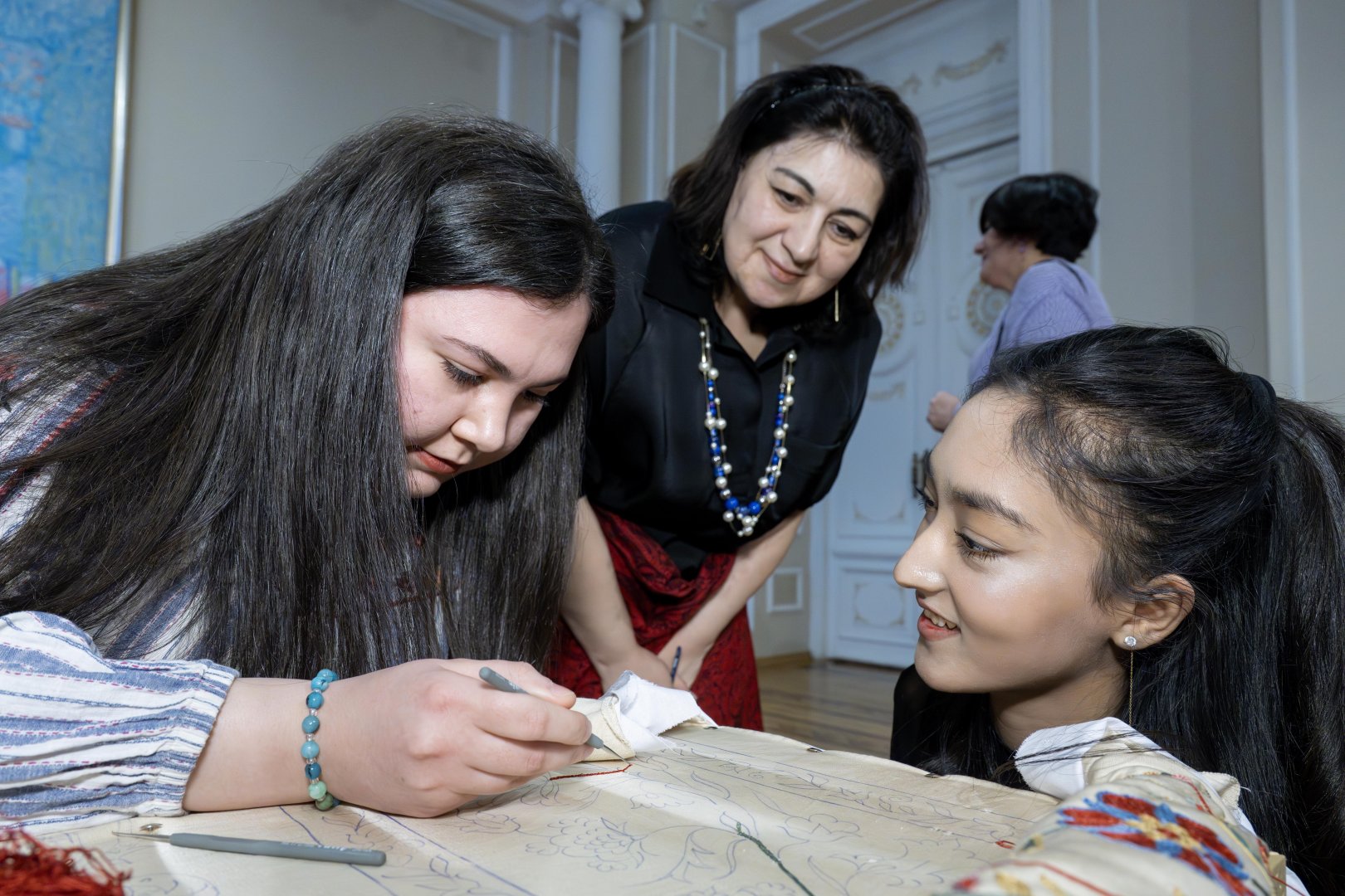 "Рождение сюзане" - в Баку познакомились с древней узбекской техникой вышивки (ФОТО)
