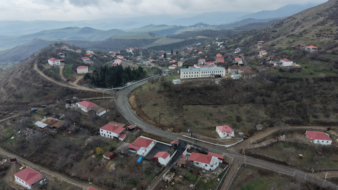 Президент Ильхам Алиев и Первая леди Мехрибан Алиева ознакомились с работами по восстановлению частных домов и инфраструктуры в селе Ханоба Ходжавендского района (ФОТО/ВИДЕО)