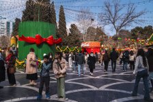 При организации Фонда Nargis проходит традиционная благотворительная ярмарка "Torpaq Əlimdə, Bahar Ürəyimdə" (ФОТО)