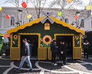 При организации Фонда Nargis проходит традиционная благотворительная ярмарка "Torpaq Əlimdə, Bahar Ürəyimdə" (ФОТО)