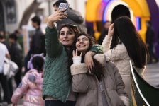 При организации Фонда Nargis проходит традиционная благотворительная ярмарка "Torpaq Əlimdə, Bahar Ürəyimdə" (ФОТО)