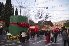 При организации Фонда Nargis проходит традиционная благотворительная ярмарка "Torpaq Əlimdə, Bahar Ürəyimdə" (ФОТО)