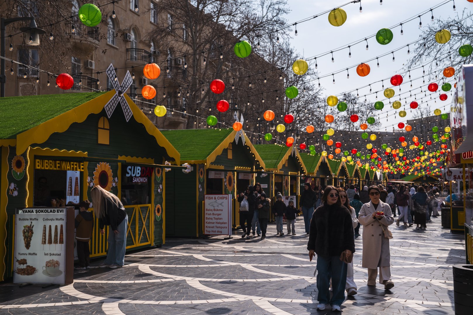 При организации Фонда Nargis проходит традиционная благотворительная ярмарка "Torpaq Əlimdə, Bahar Ürəyimdə" (ФОТО)