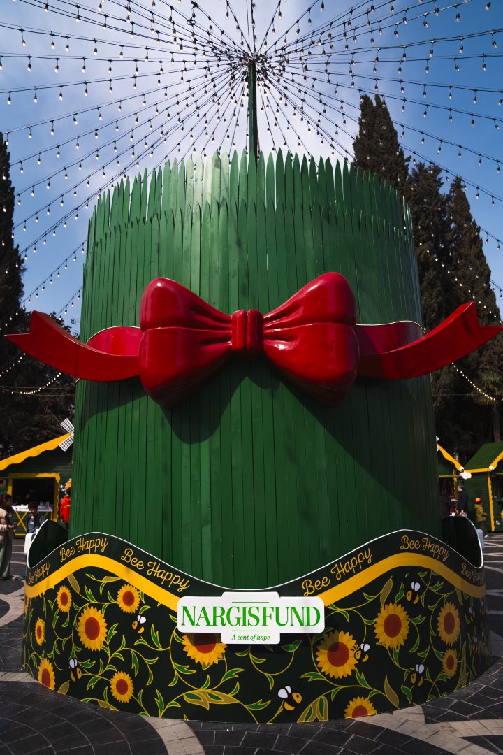 При организации Фонда Nargis проходит традиционная благотворительная ярмарка "Torpaq Əlimdə, Bahar Ürəyimdə" (ФОТО)