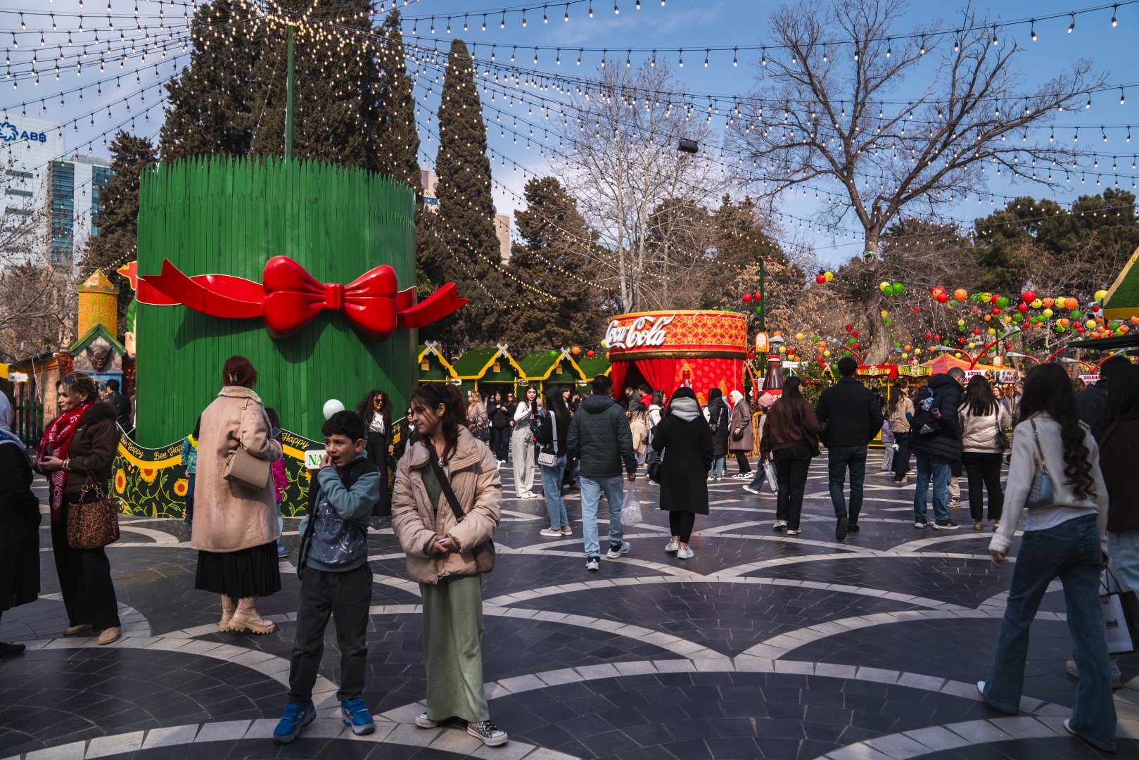 При организации Фонда Nargis проходит традиционная благотворительная ярмарка "Torpaq Əlimdə, Bahar Ürəyimdə" (ФОТО)