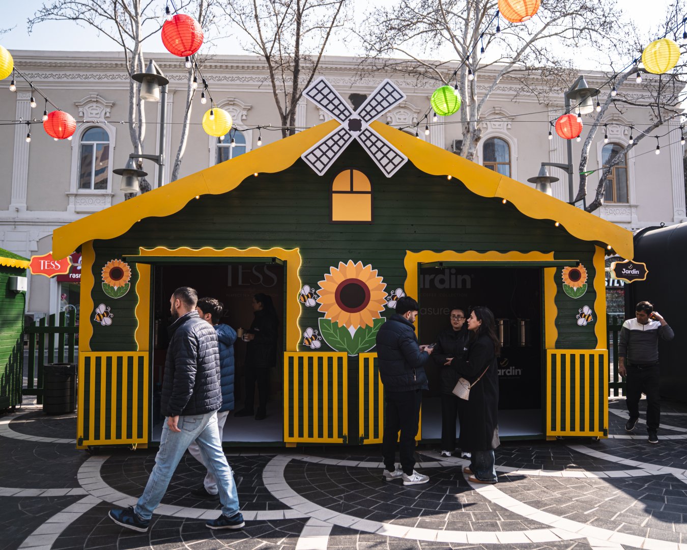 При организации Фонда Nargis проходит традиционная благотворительная ярмарка "Torpaq Əlimdə, Bahar Ürəyimdə" (ФОТО)