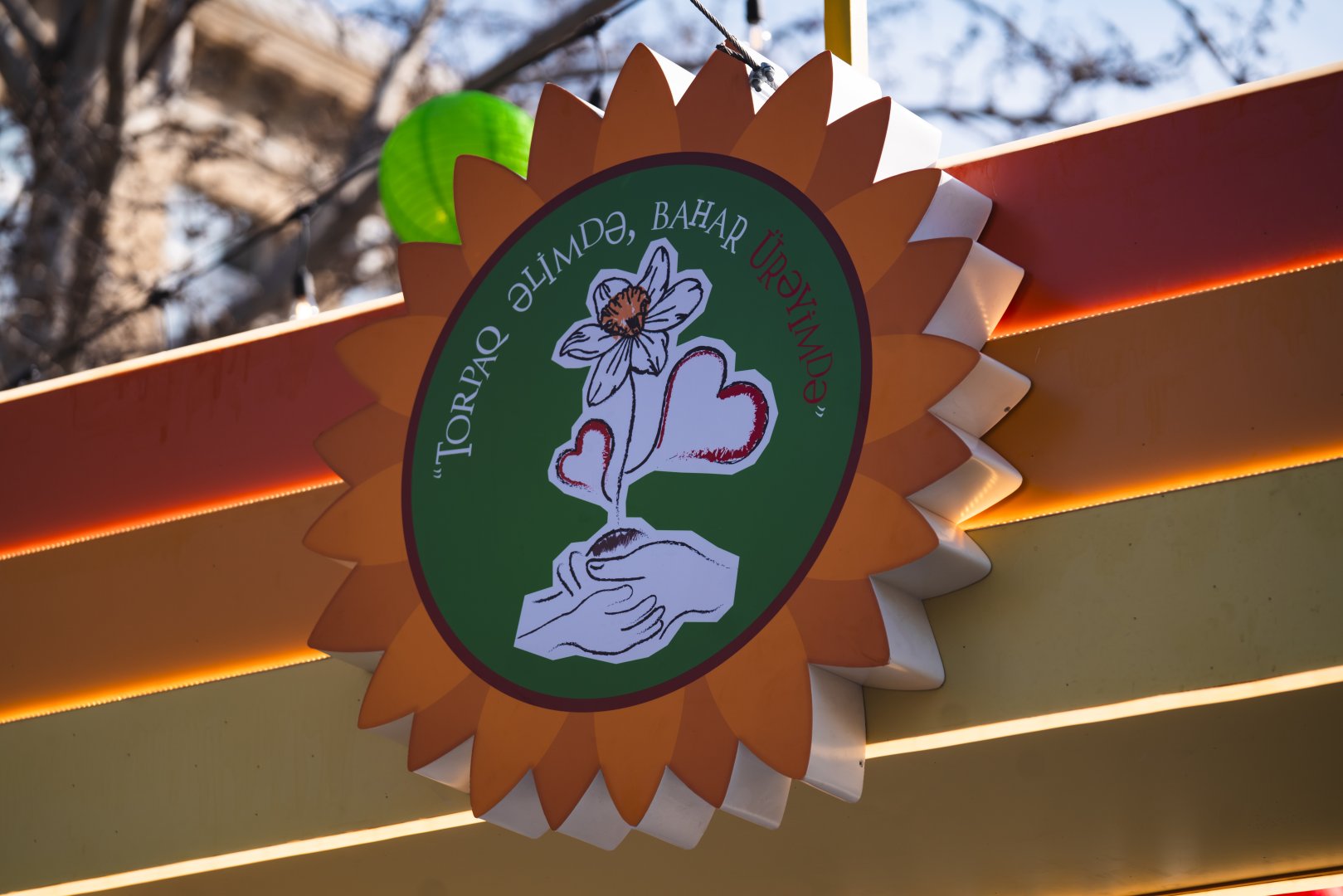 При организации Фонда Nargis проходит традиционная благотворительная ярмарка "Torpaq Əlimdə, Bahar Ürəyimdə" (ФОТО)