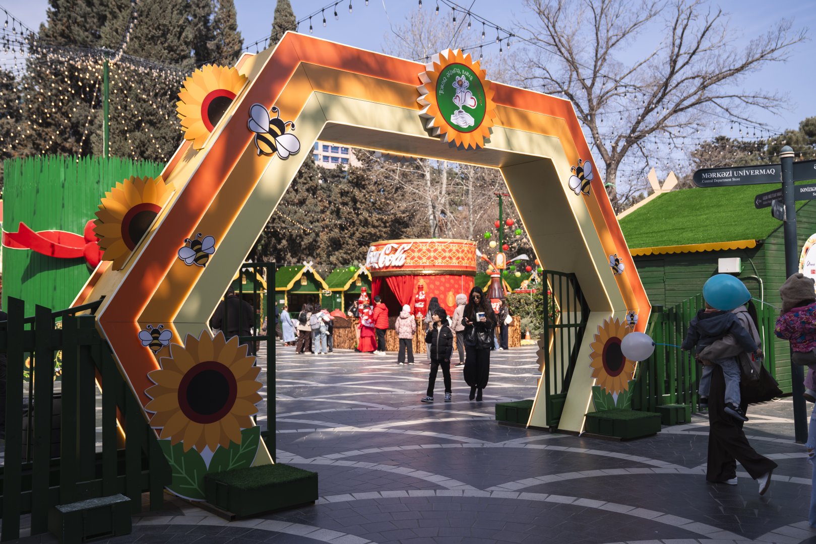 При организации Фонда Nargis проходит традиционная благотворительная ярмарка "Torpaq Əlimdə, Bahar Ürəyimdə" (ФОТО)