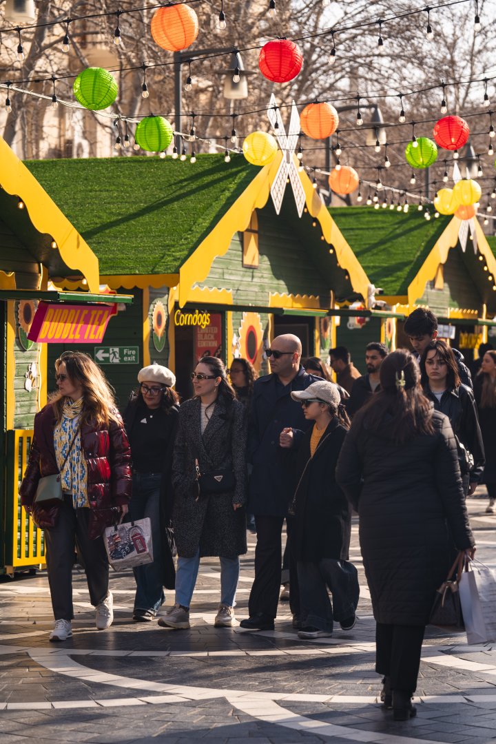 При организации Фонда Nargis проходит традиционная благотворительная ярмарка "Torpaq Əlimdə, Bahar Ürəyimdə" (ФОТО)