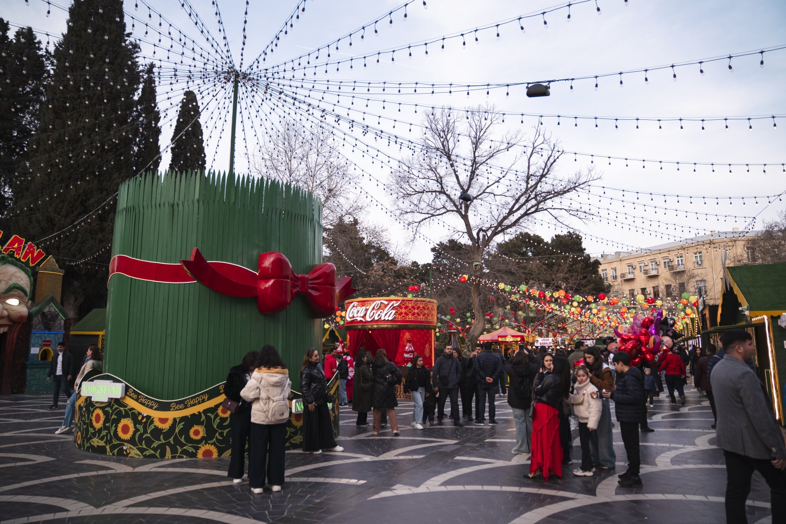 При организации Фонда Nargis проходит традиционная благотворительная ярмарка "Torpaq Əlimdə, Bahar Ürəyimdə" (ФОТО)