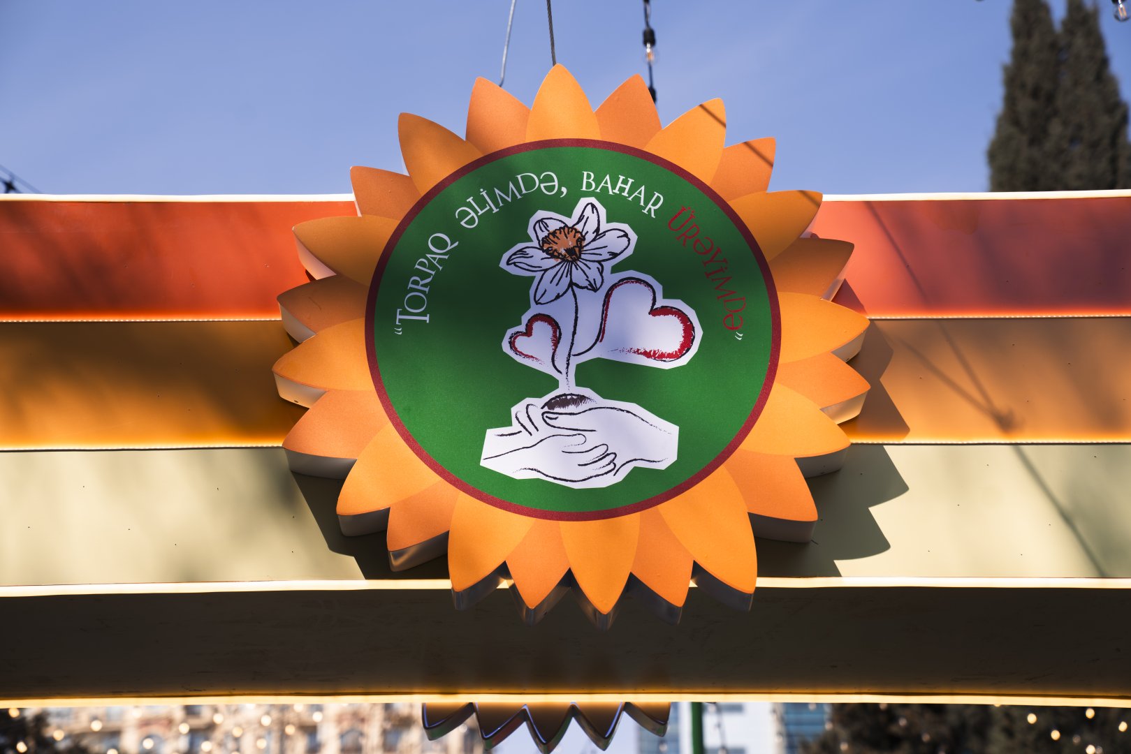 При организации Фонда Nargis проходит традиционная благотворительная ярмарка "Torpaq Əlimdə, Bahar Ürəyimdə" (ФОТО)