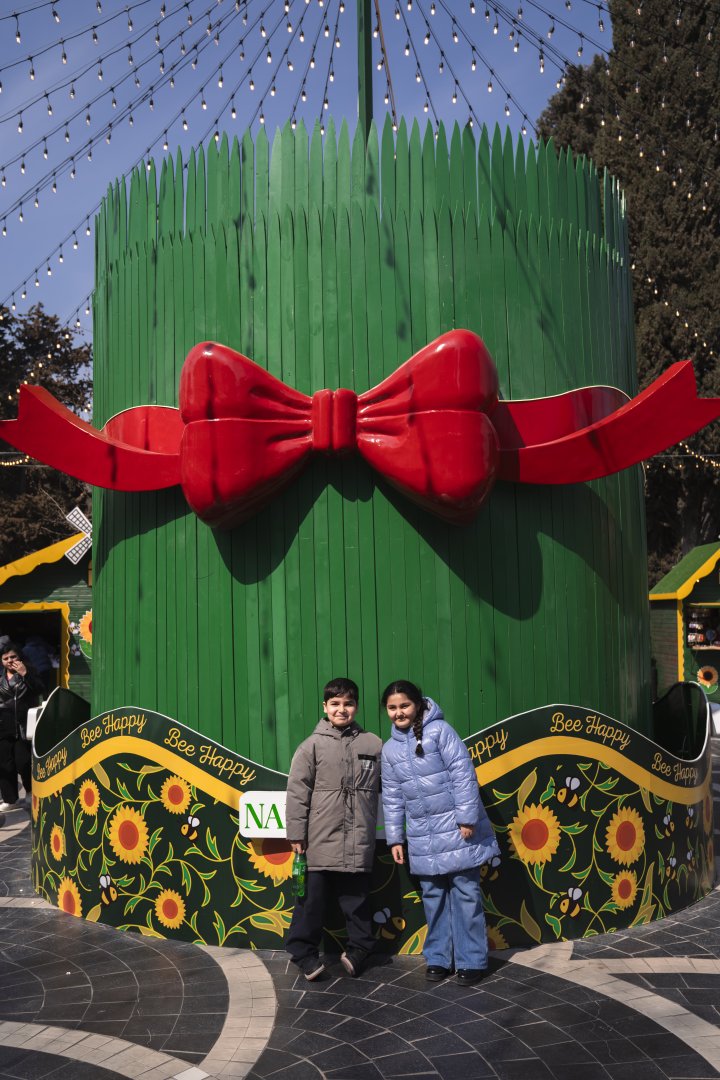 При организации Фонда Nargis проходит традиционная благотворительная ярмарка "Torpaq Əlimdə, Bahar Ürəyimdə" (ФОТО)