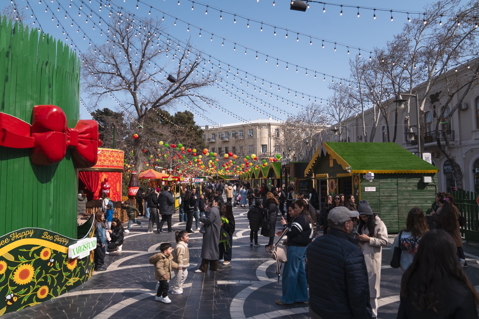 При организации Фонда Nargis проходит традиционная благотворительная ярмарка "Torpaq Əlimdə, Bahar Ürəyimdə" (ФОТО)