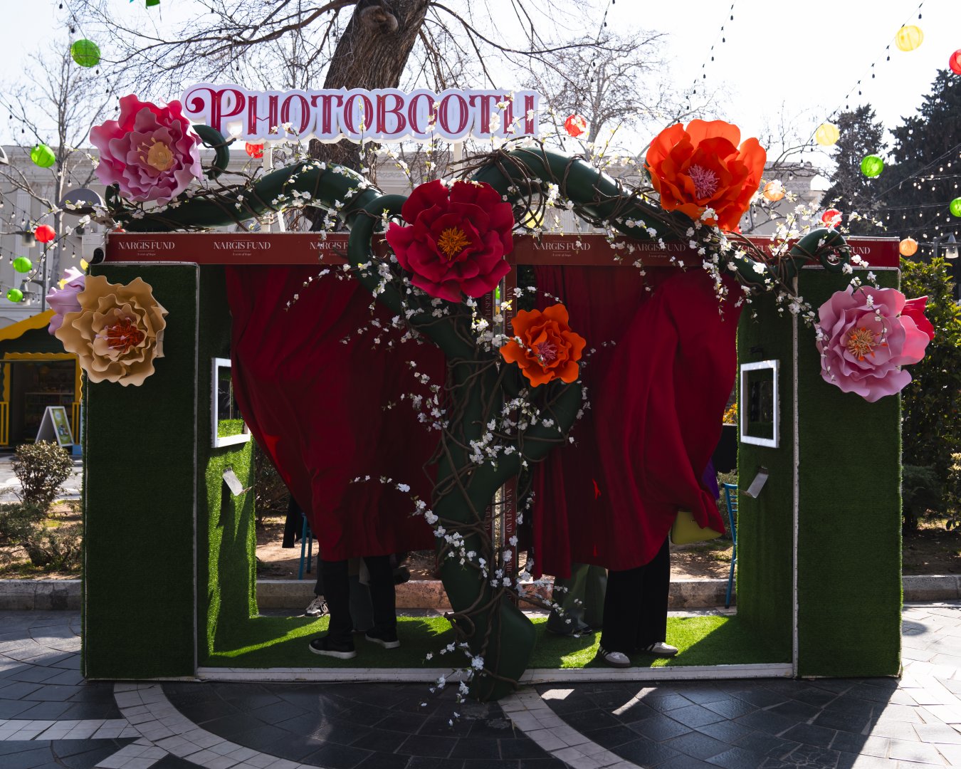 При организации Фонда Nargis проходит традиционная благотворительная ярмарка "Torpaq Əlimdə, Bahar Ürəyimdə" (ФОТО)