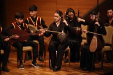 Особая любовь азербайджанской молодежи к народным музыкальным инструментам (ФОТО)