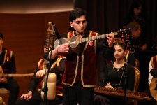 Особая любовь азербайджанской молодежи к народным музыкальным инструментам (ФОТО)