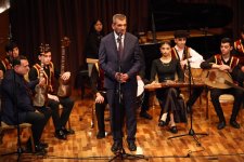 Особая любовь азербайджанской молодежи к народным музыкальным инструментам (ФОТО)