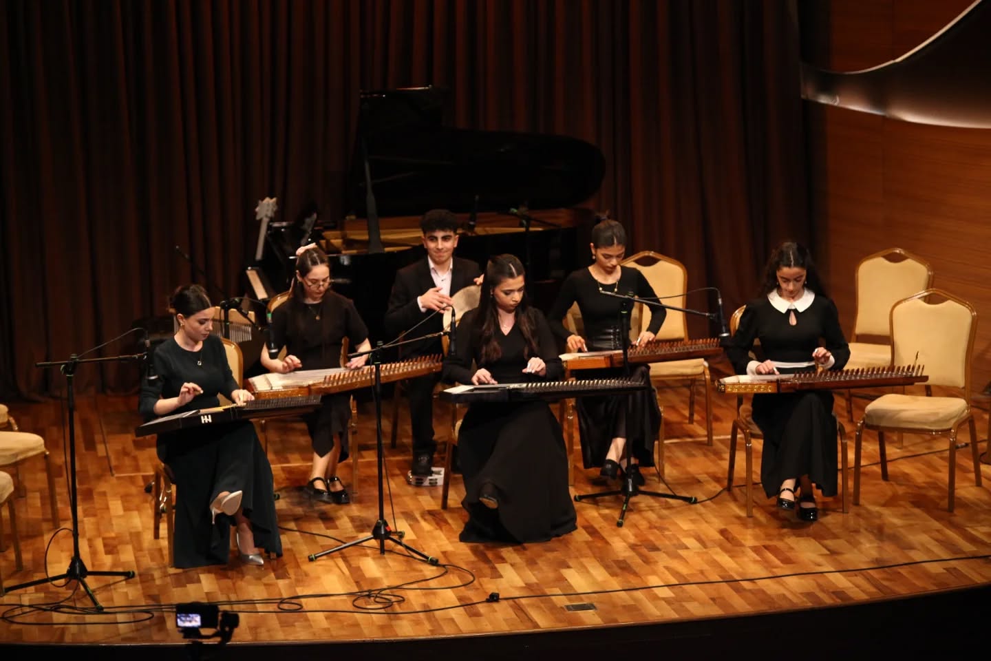 Особая любовь азербайджанской молодежи к народным музыкальным инструментам (ФОТО)