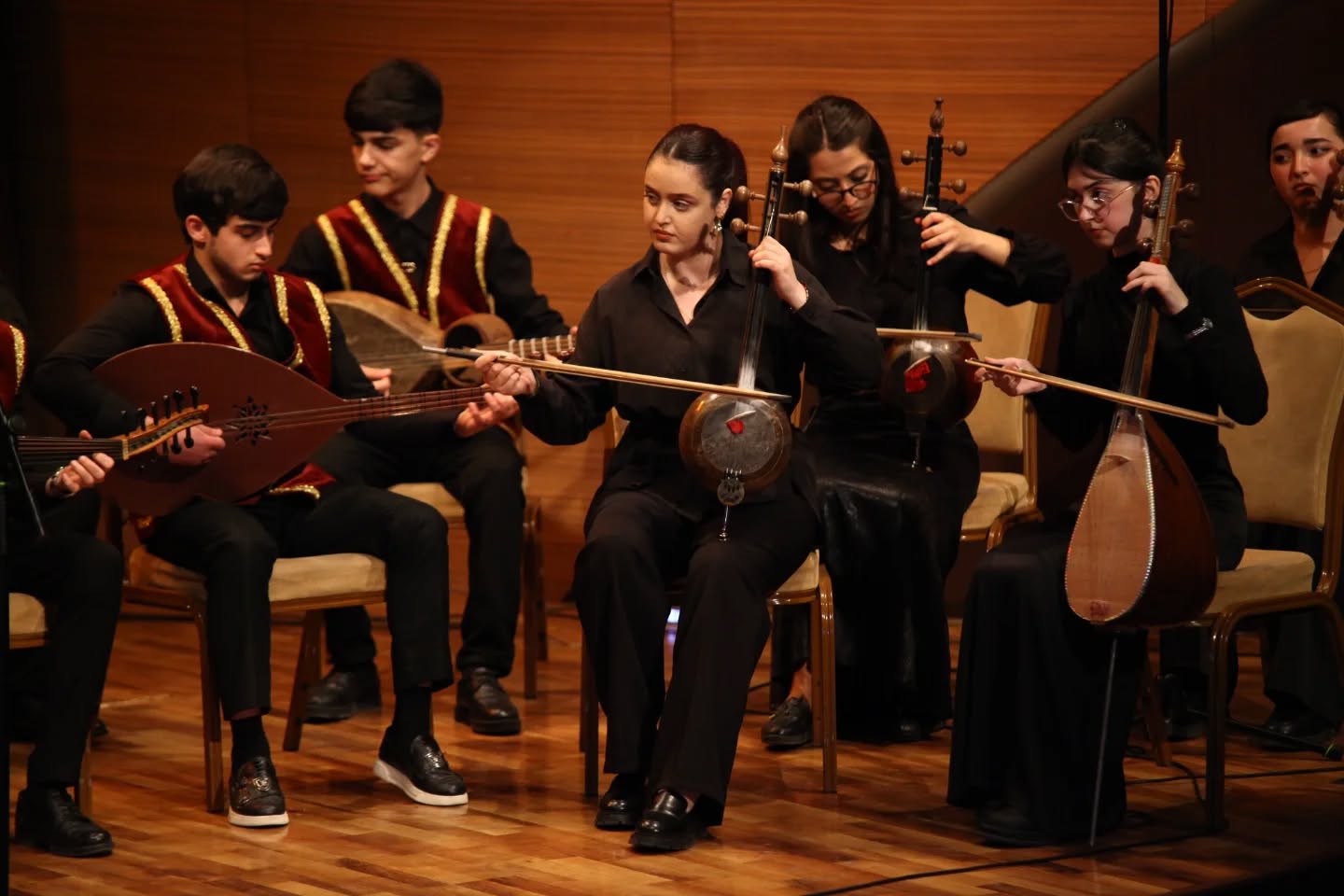 Особая любовь азербайджанской молодежи к народным музыкальным инструментам (ФОТО)