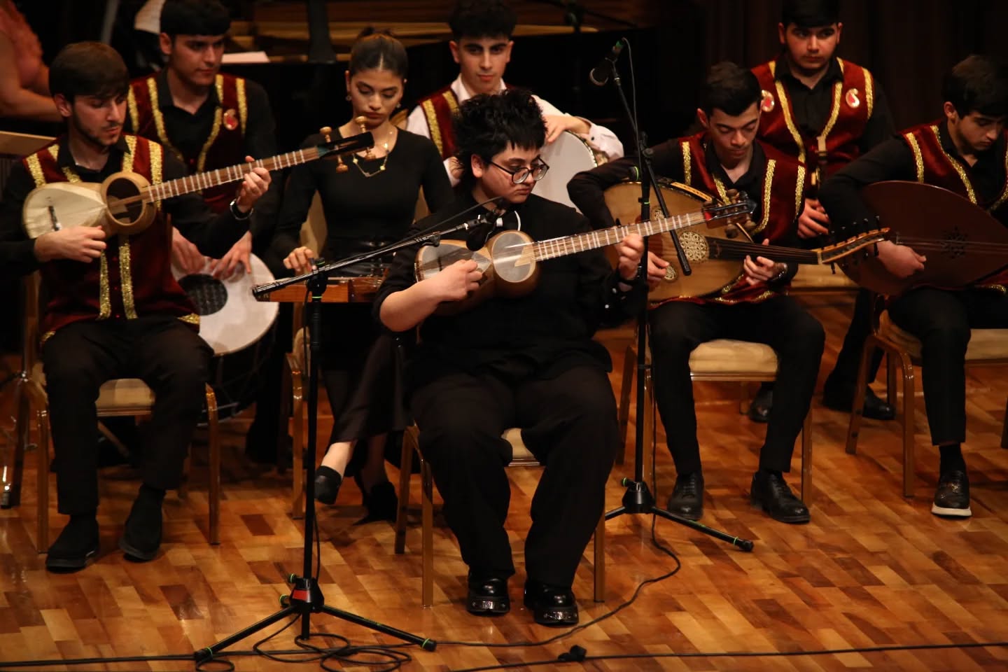 Особая любовь азербайджанской молодежи к народным музыкальным инструментам (ФОТО)