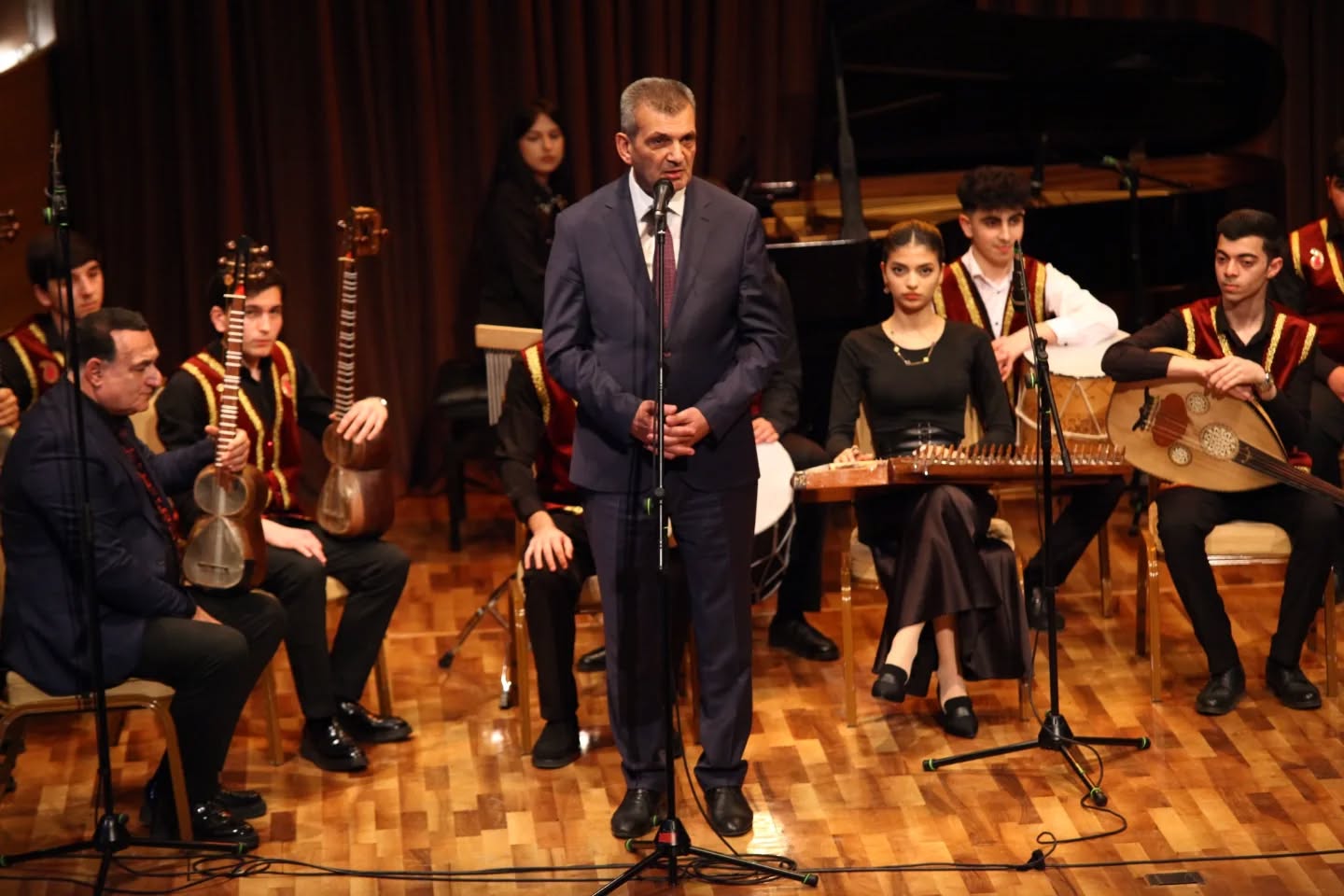 Особая любовь азербайджанской молодежи к народным музыкальным инструментам (ФОТО)