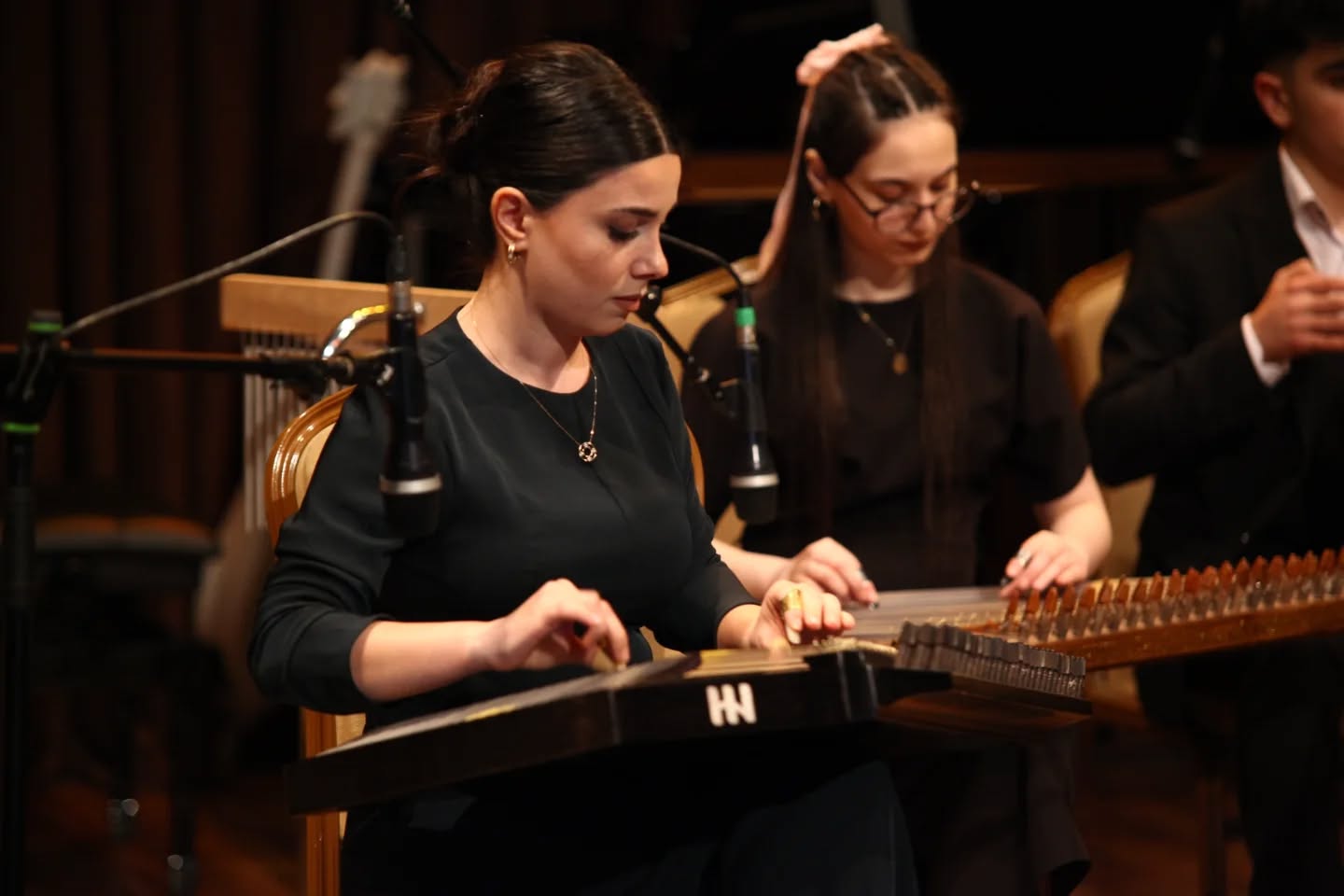 Особая любовь азербайджанской молодежи к народным музыкальным инструментам (ФОТО)