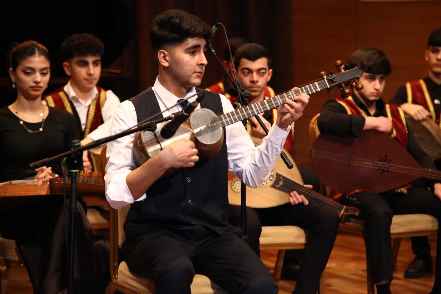 Особая любовь азербайджанской молодежи к народным музыкальным инструментам (ФОТО)