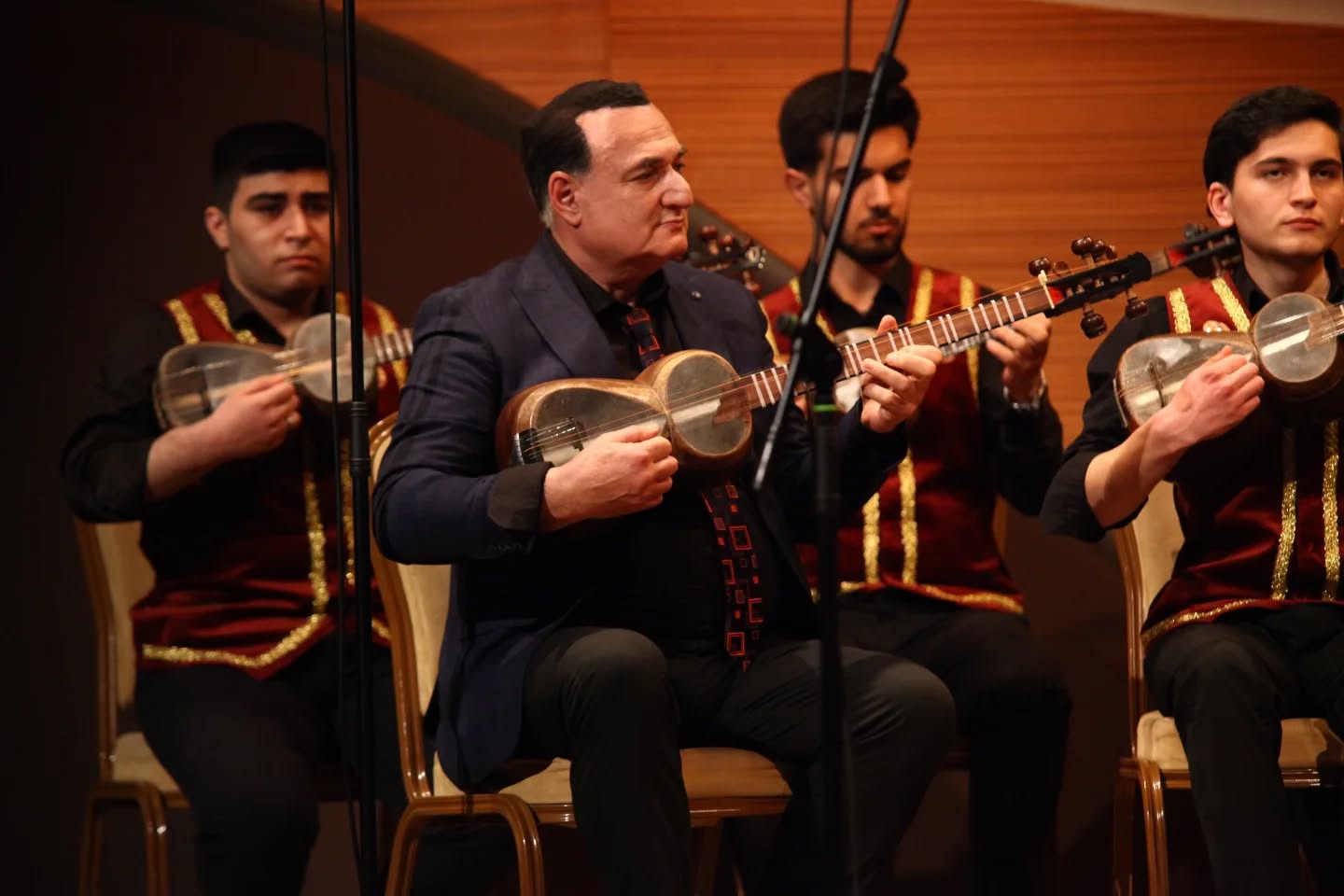 Особая любовь азербайджанской молодежи к народным музыкальным инструментам (ФОТО)