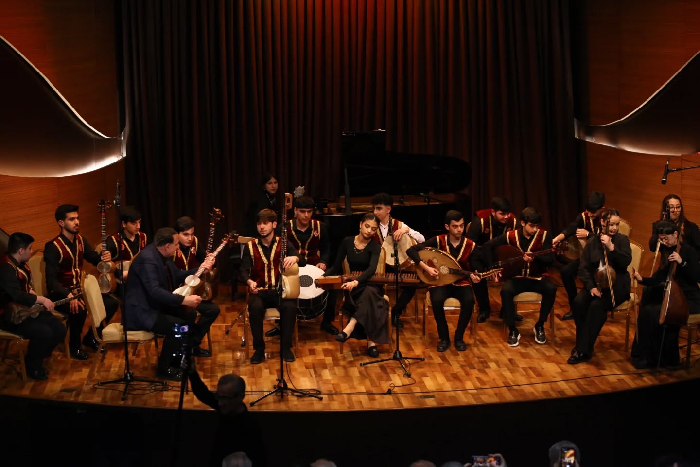 Особая любовь азербайджанской молодежи к народным музыкальным инструментам (ФОТО)