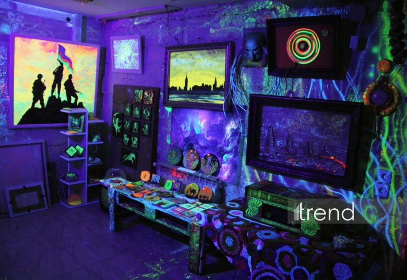 Единственный в мире Музей неонового искусства Farhouse в Баку отметил юбилей экспозицией "Экология моря" (ФОТО)