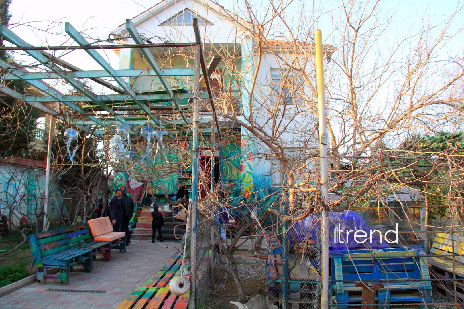 Единственный в мире Музей неонового искусства Farhouse в Баку отметил юбилей экспозицией "Экология моря" (ФОТО)