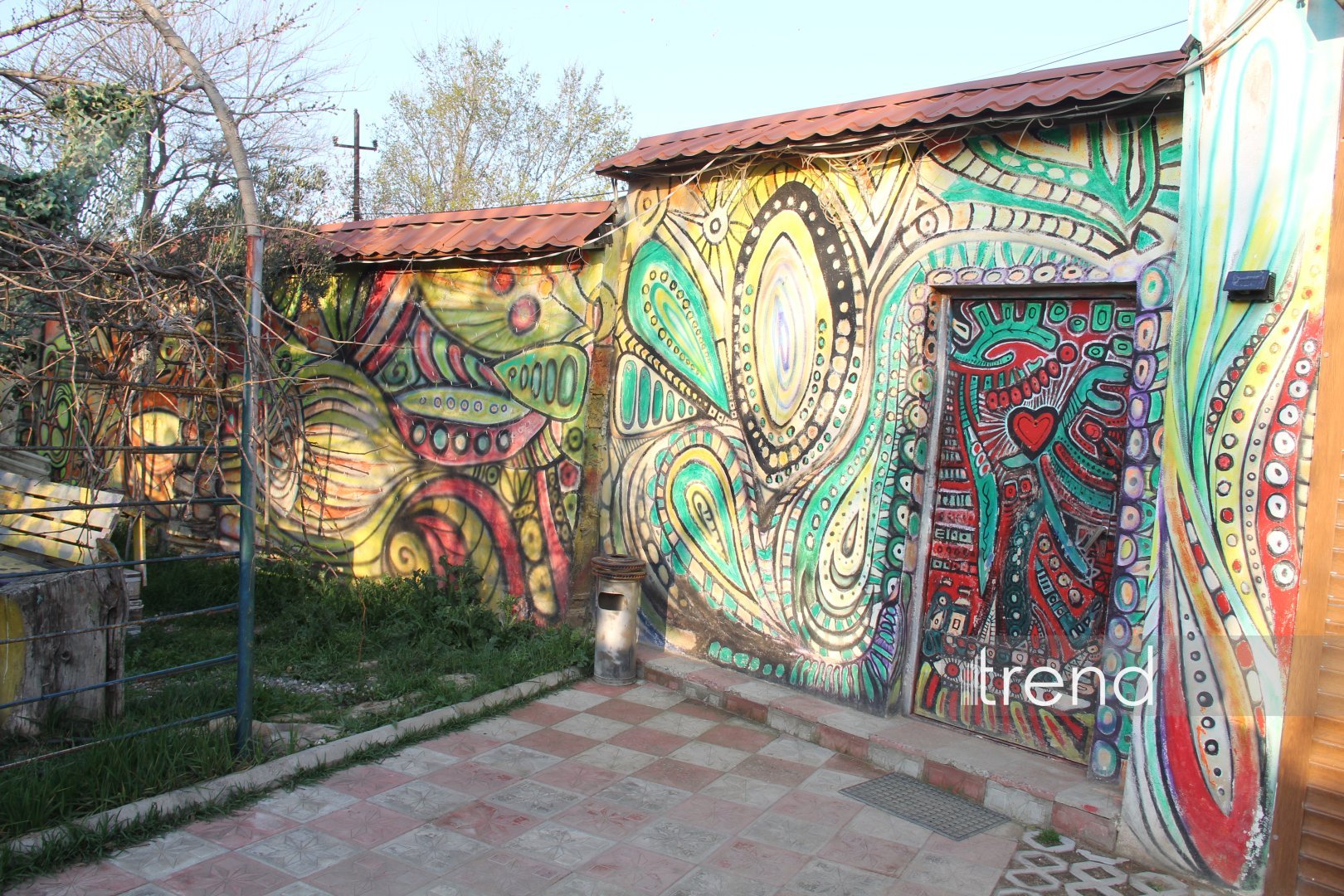 Единственный в мире Музей неонового искусства Farhouse в Баку отметил юбилей экспозицией "Экология моря" (ФОТО)