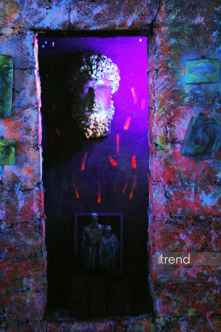 Единственный в мире Музей неонового искусства Farhouse в Баку отметил юбилей экспозицией "Экология моря" (ФОТО)