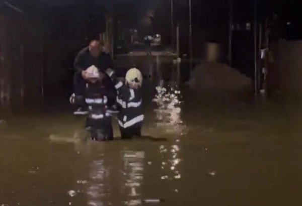 МЧС Азербайджана продолжает эвакуацию граждан в связи с интенсивными дождями (ФОТО)