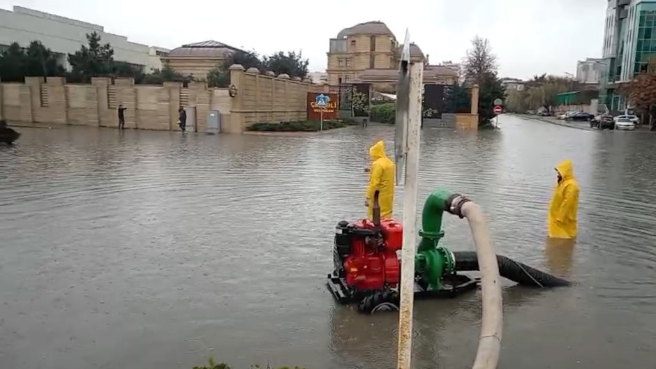 МЧС Азербайджана эвакуировало 84 человека из затопленных районов (ФОТО/ВИДЕО)