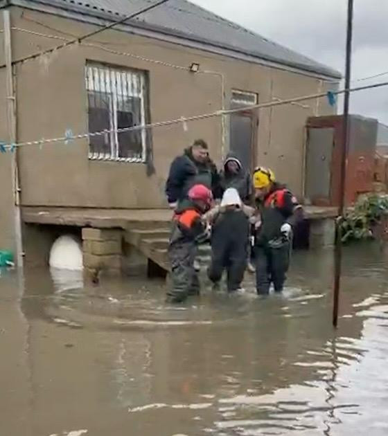 МЧС Азербайджана эвакуировало 84 человека из затопленных районов (ФОТО/ВИДЕО)