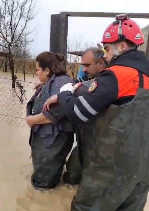 МЧС Азербайджана эвакуировало 84 человека из затопленных районов (ФОТО/ВИДЕО)