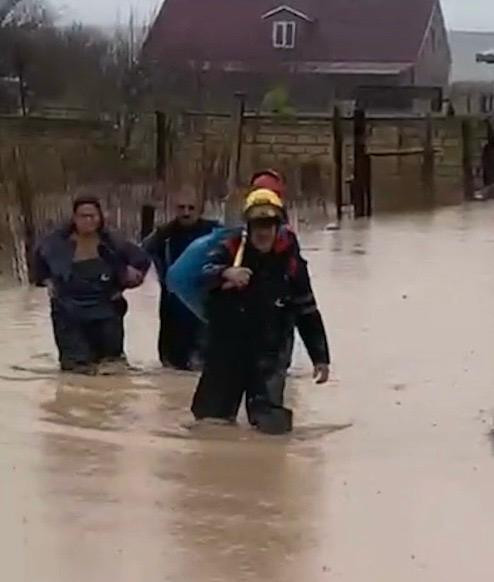 МЧС Азербайджана эвакуировало 84 человека из затопленных районов (ФОТО/ВИДЕО)