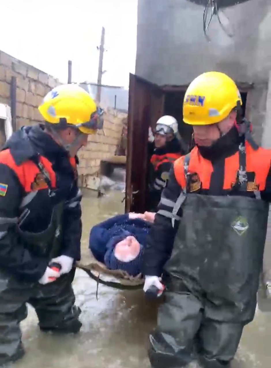 МЧС Азербайджана продолжает эвакуацию граждан в связи с интенсивными дождями (ФОТО)