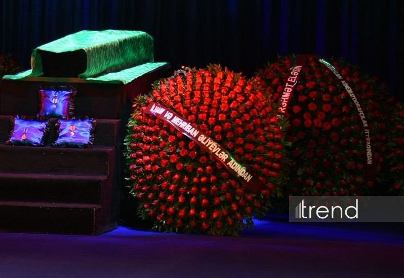 Президент Ильхам Алиев и Первая леди Мехрибан Алиева отправили венок на церемонию прощания с народным артистом Расимом Балаевым (ФОТО)