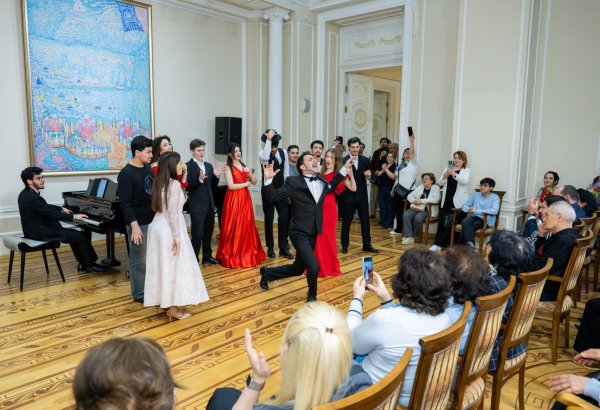 В Баку показали классику с тонким чувством юмора (ФОТО)