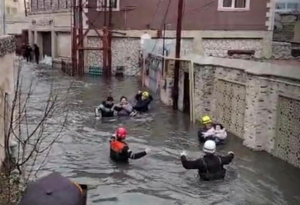 Из затопленных домов в поселке Кешля в Баку эвакуированы 37 человек - МЧС (ФОТО/ВИДЕО) (Обновлено)