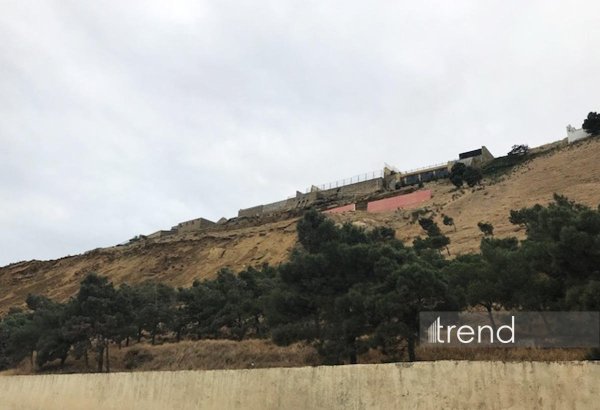 В Баку из-за угрозы оползня временно закрыли автодорогу