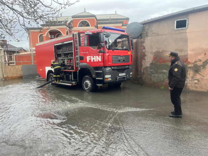 Из затопленных домов в поселке Кешля в Баку эвакуированы 37 человек - МЧС (ФОТО/ВИДЕО) (Обновлено)